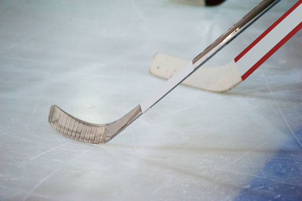 Palo de hockey y Puck en la pista de hielo - Foto, imagen