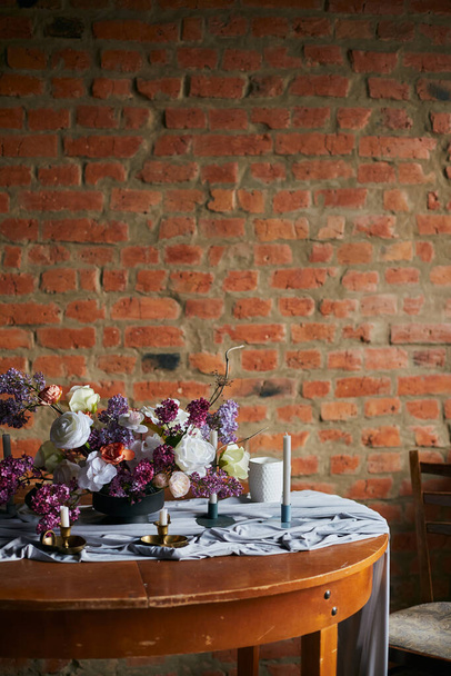 Çiçek dekorasyonları, klasik klasik iç dekorasyon, masanın üzerindeki çiçek düzenlemeleri. - Fotoğraf, Görsel