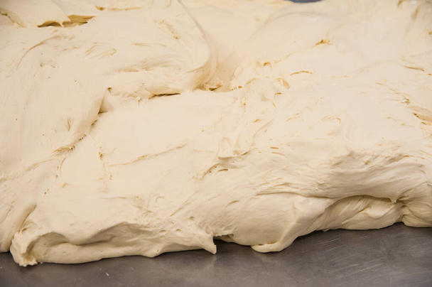 Panadería. Producción de pan, panecillos, pasteles y galletas. Trabajo de Baker
 - Foto, Imagen