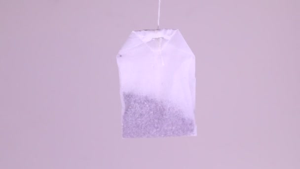Tea bag rotates on a string - Záběry, video