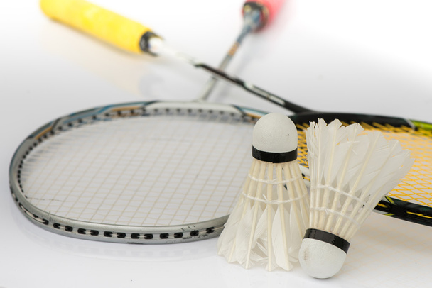 twee shuttles en badminton racket - Foto, afbeelding