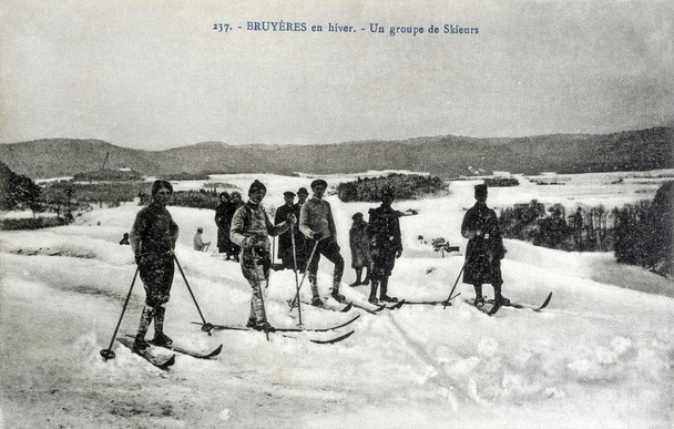 velho cartão postal de Bruyeres, um grupo de esquiadores
 - Foto, Imagem