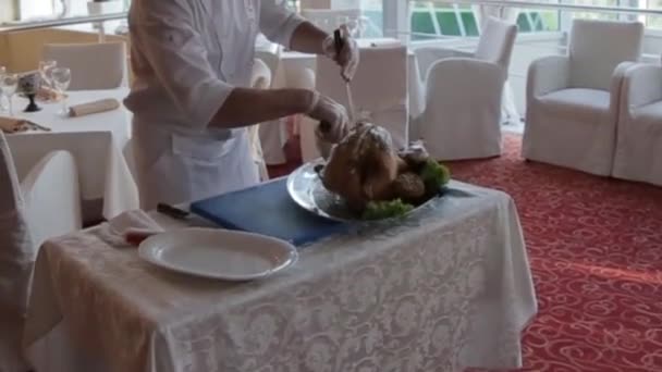 chef cut up roast turkey - Footage, Video