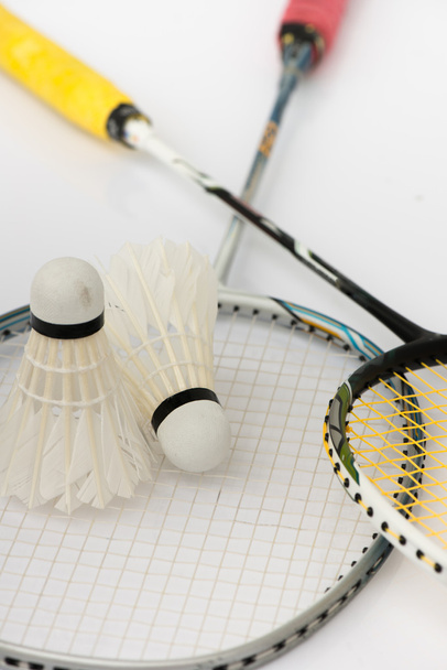 két tollaslabdák és tollaslabda ütőt - Fotó, kép