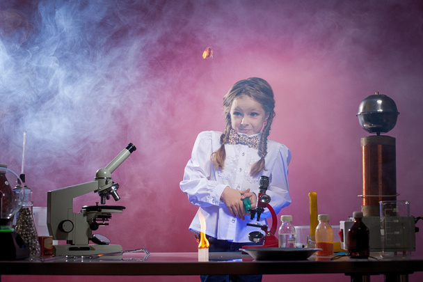 Studio shot of startled little girl in laboratory - Foto, Imagem