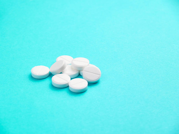 Pílulas brancas em fundo azul - Foto, Imagem