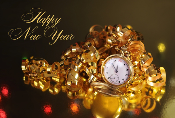 Reloj fob de bolsillo de oro listo para la medianoche en Nochevieja
 - Foto, Imagen