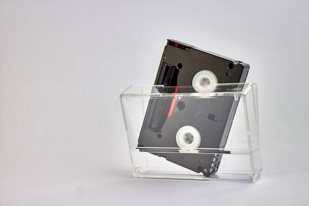 mini cinta dv con su caja sobre fondo blanco
 - Foto, imagen