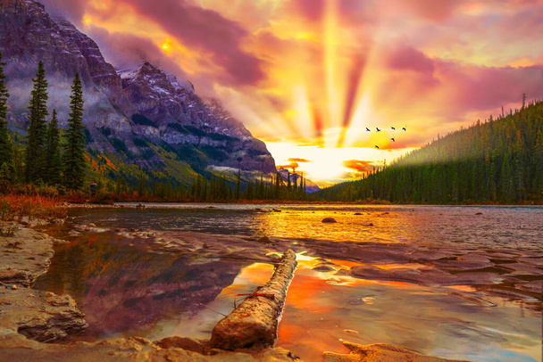 荒野の風景の中で美しい川の上の山の谷で太陽光線 - 写真・画像