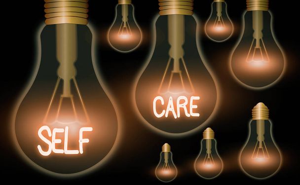 Sana kirjoittaa tekstiä Self Care. Oman terveyden säilyttämiseen tai parantamiseen tähtäävien toimien käytännön liiketoimintakonsepti
. - Valokuva, kuva