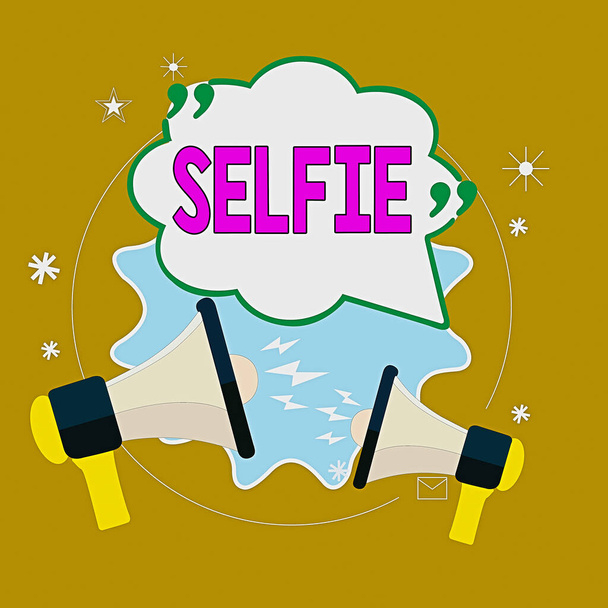 Tekstimerkki, jossa Selfie näkyy. Käsitteellinen valokuva valokuva, jonka on ottanut itsestään älypuhelimella Tyhjä Puhe Bubble lainausmerkillä Kaksi megafonia huutaa ja riitelee
. - Valokuva, kuva