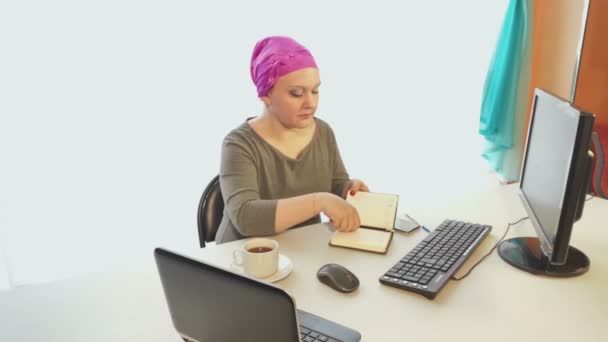 Jewish woman in a headdress in the office works on a computer with information. - 映像、動画