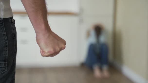 El marido amenaza a la esposa puño. violencia doméstica
 - Metraje, vídeo
