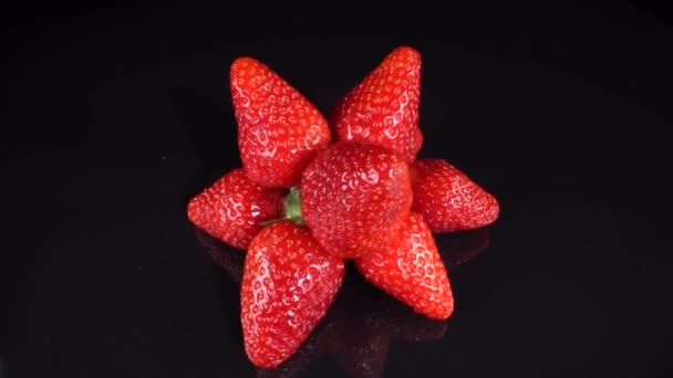 Erdbeeren rotieren auf dem Tisch - Filmmaterial, Video
