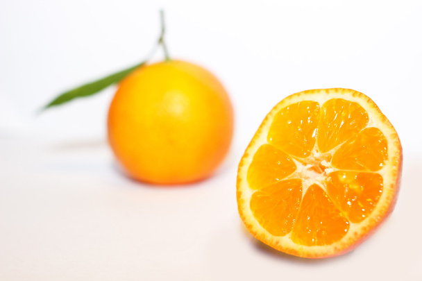 Оранжевые мандарины с зеленым листом изолированы на белом фоне
 - Фото, изображение