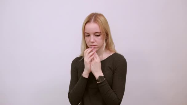 Chica insatisfecha cubierto la boca con las manos. Concepto Misterio, Silencio, Emocional
 - Metraje, vídeo
