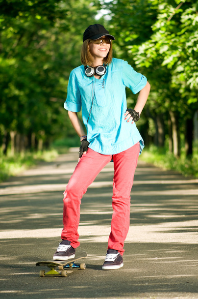 Adolescente com skate
 - Foto, Imagem