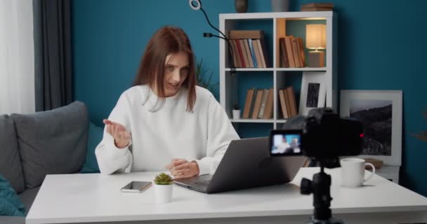 Atrakcyjna kobieta rozmawiająca kamerą w domu - Materiał filmowy, wideo