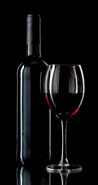 Red wine on black background - Фото, зображення