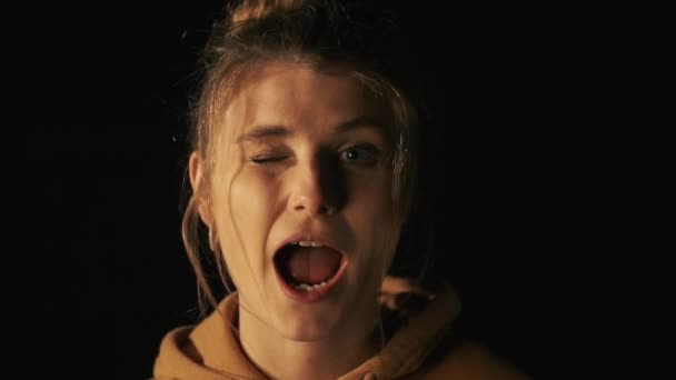 Mädchen zeigt unterschiedliche Emotionen auf schwarzem Hintergrund - Filmmaterial, Video