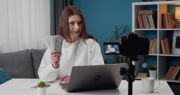 Female blogger teaching followers to earn money online - Materiał filmowy, wideo