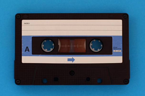 コピースペースと青の背景にヴィンテージカセットテープ - 写真・画像