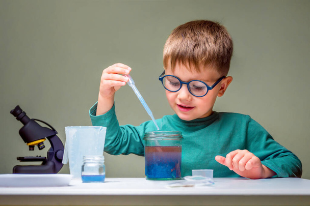 Έξυπνος επιστήμονας που κάνει πειράματα. Εκπαιδευτική ιδέα. Παιδί που κάνει χημική έρευνα στο σπίτι εργαστήριο. Επικίνδυνο πείραμα. Οικιακές δραστηριότητες για παιδιά. Προσχολικά ενδιαφέροντα. Online μαθήματα - Φωτογραφία, εικόνα