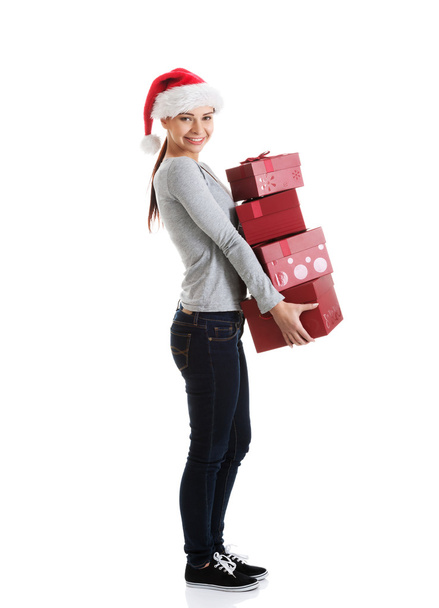 Bella giovane donna in cappello di Babbo Natale con regali
. - Foto, immagini