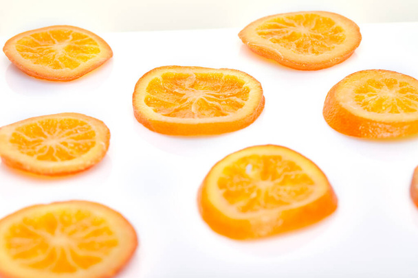 Viipaleet Kuivatut appelsiinit tai mandariinit eristetty valkoisella pohjalla. Kasvissyönti ja terveellinen syöminen
. - Valokuva, kuva