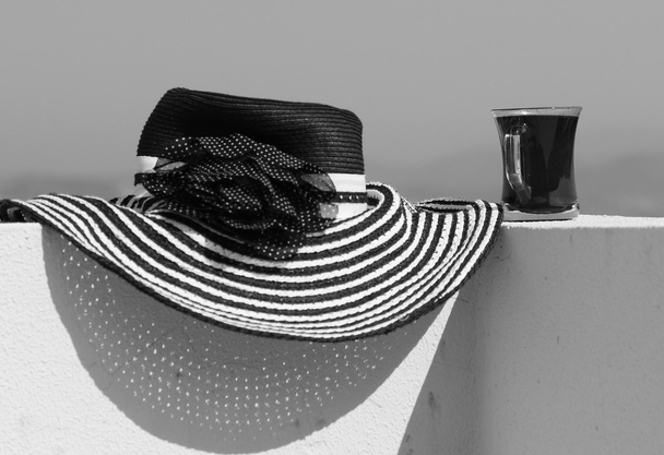 Café y sombrero
 - Foto, imagen