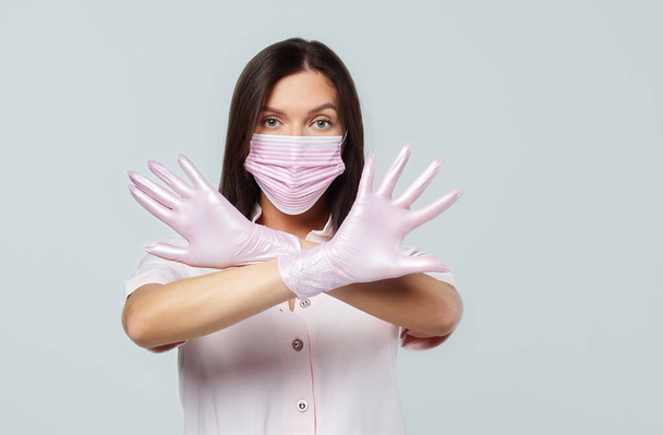 Doctors, infectionist, research and covid19 concept. Satisfied young asian female doctor receive good results on studying virus, discover vaccine, show thumb-up, wear face mask and gloves - Photo, image