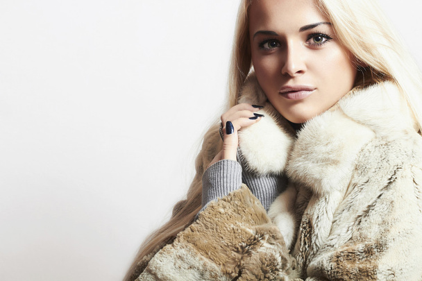 Belle femme blonde en fourrure Coat.Winter mode
. - Photo, image