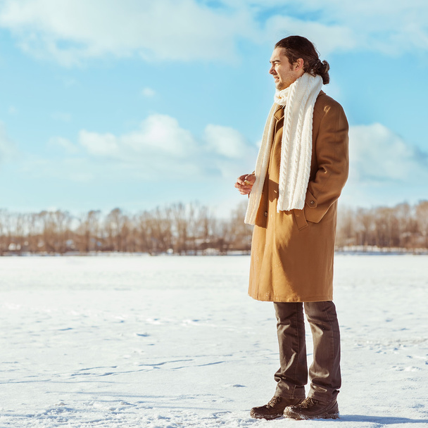 Handsome man in winter snow - Foto, Imagen