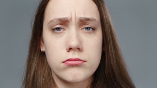 Video von traurigem Mädchen im schwarzen Hemd, Porträt - Filmmaterial, Video