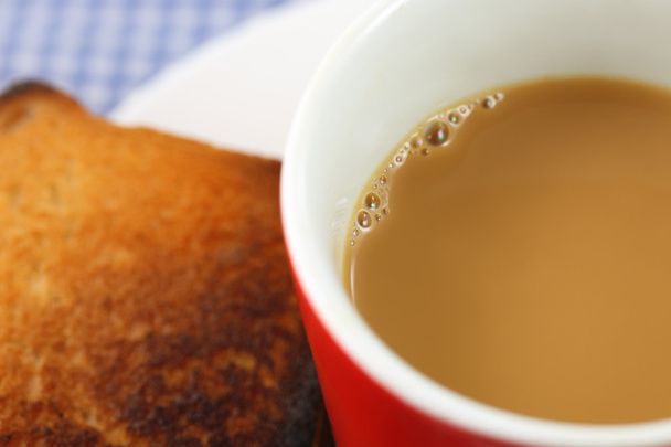 トーストとお茶のカップ - 写真・画像