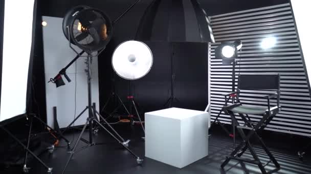 Moderno estudio fotográfico con equipo de iluminación profesional. Cuarto oscuro cyclorama
  - Metraje, vídeo