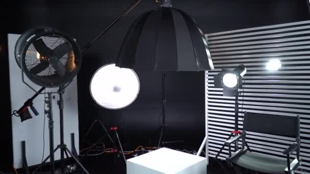 Moderno estudio fotográfico con equipo de iluminación profesional. Cuarto oscuro cyclorama
  - Metraje, vídeo