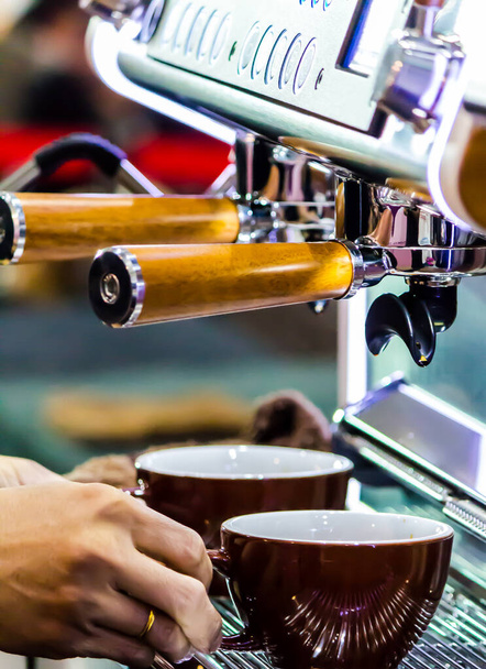 Showcase kávovar od Espresso Machine nalévání čerstvé kávy do šálků v místní kavárně. - Fotografie, Obrázek