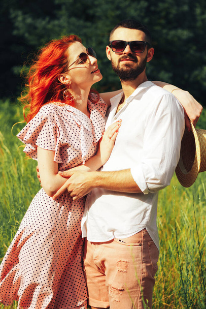 heureux, couple amoureux câlins, fille rousse. minute à embrasser. attraction de date et sexualité
 - Photo, image