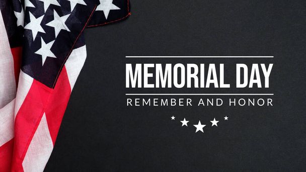 Plantilla de banner Memorial Day. Recuerde y honre con la bandera de EE.UU. sobre fondo oscuro
 - Foto, Imagen