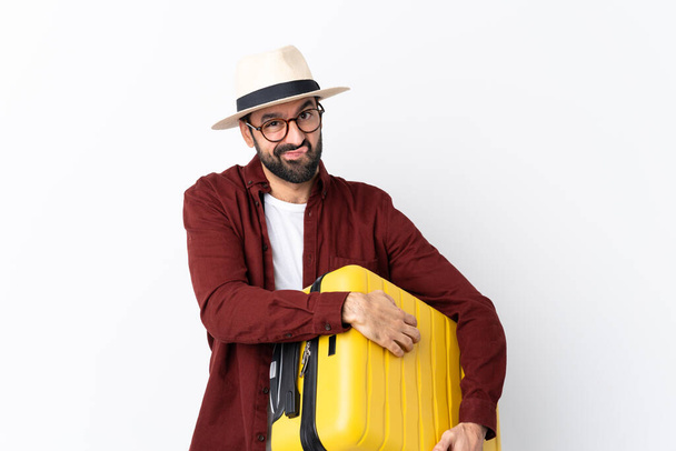 Мандрівник чоловік з бородою тримає валізу над ізольованим білим тлом відчуття засмученості
 - Фото, зображення
