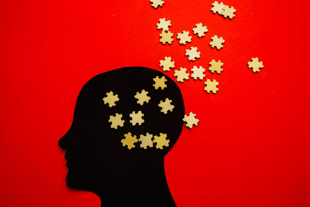 Symbol einer Gehirnstörung, dargestellt durch einen menschlichen Kopf aus Papier. Kreative Idee für Alzheimer, Demenz, Gedächtnisverlust und psychische Gesundheit. - Foto, Bild