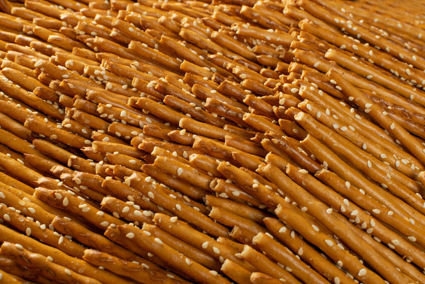 Salt sticks textuur achtergrond met kopieerruimte. Salty pretzel sticks plat lay patroon, grissini behang of dunne broodstokjes mockup - Foto, afbeelding
