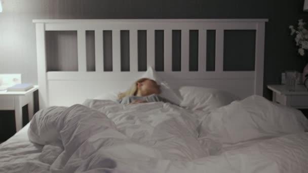 Femme effrayée se réveillant après le cauchemar et regarder la caméra
 - Séquence, vidéo