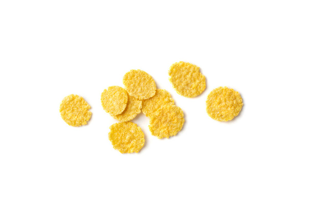 白の背景に隔離された朝食のための黄色のトウモロコシのシリアル。クリスピーコーンフレーク、コーンフレークまたはシリアルトップビュー - 写真・画像
