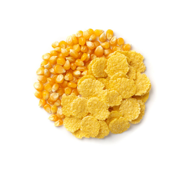 Κίτρινα δημητριακά καλαμποκιού για πρωινό απομονωμένο σε λευκό φόντο. Σωρός από τραγανές νιφάδες καλαμποκιού, νιφάδες καλαμποκιού ή δημητριακά με άποψη κορυφής κόκκων καλαμποκιού - Φωτογραφία, εικόνα