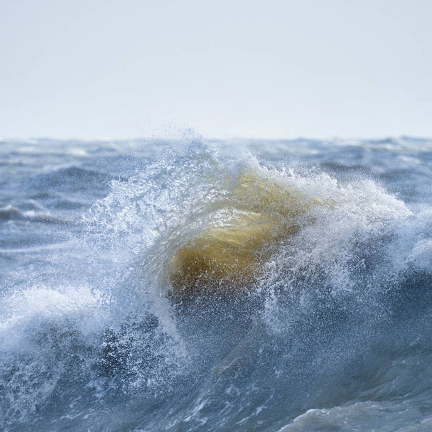 Superbe image de brise-vagues individuels et de crête lors d'une violente tempête venteuse avec de superbes détails sur les vagues - Photo, image