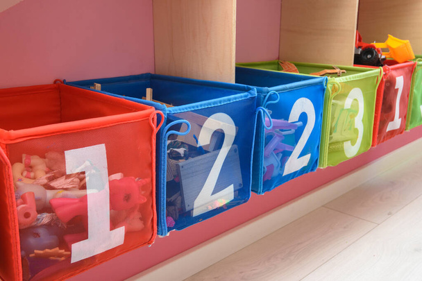 caixas multi-coloridas com números cheios de pequenas coisas
 - Foto, Imagem