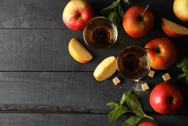 Samenstelling met cider, suiker en appels op houten ondergrond - Foto, afbeelding
