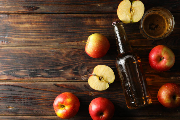 Composition with cider and apples on wooden background - Foto, Bild